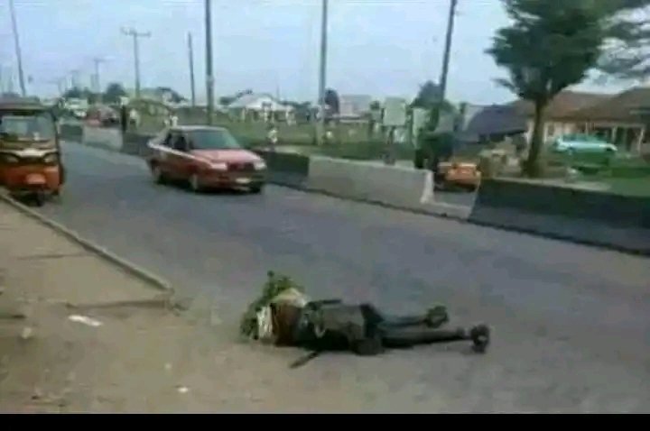 Just in: Ekpo Akpa Flat🙉.
Driver hits and killed masquerade in Uyo 😭.
Please check on your masquerade ooo or contact the nearby mortuary. 
Na hustling him go oo.
May his gently soul  rest in perfect peace. Amen.
#Audacity #AkwaIbomTwitter #earthquake #CBN #Emefiele