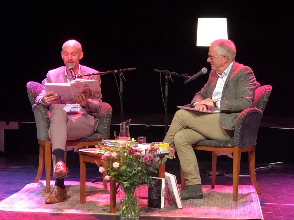 Het Literair Café in Gemert had #jaaprobben te gast. Ik mocht hem interviewen over #schemerleven, #zomervacht en de prachtige bloemlezing kinderpoëzie #heeldewereldwordtwakker die hij heeft samengesteld. Geweldige verteller. <a href="/delagebeemden/">bibliotheekdlb</a>