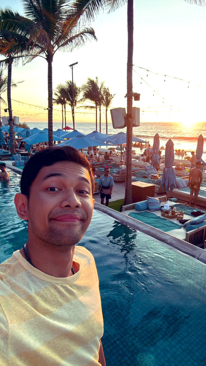 Ini penampakan si ajay yang selalu ceria.

Enjoy your life~ 😝