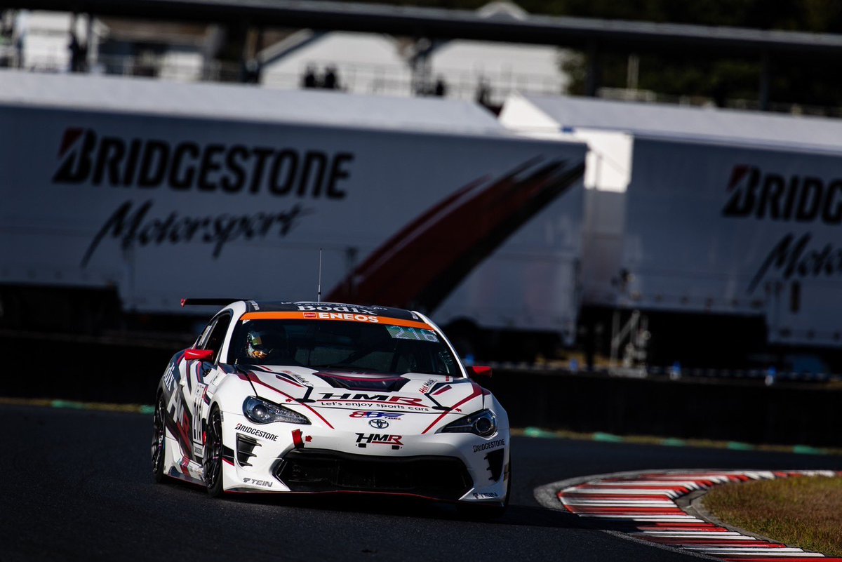 レッスンクラス講師紹介①
妹尾 智充(せのお ともみつ)選手

スーパー耐久や海外でのレースで活躍中の27歳！
過去にはスーパー耐久でシリーズチャンピオンにも輝いた実績の持ち主です✨

しっかり教えてもらって持ち前のアグレッシブな走りを吸収しちゃいましょう😎