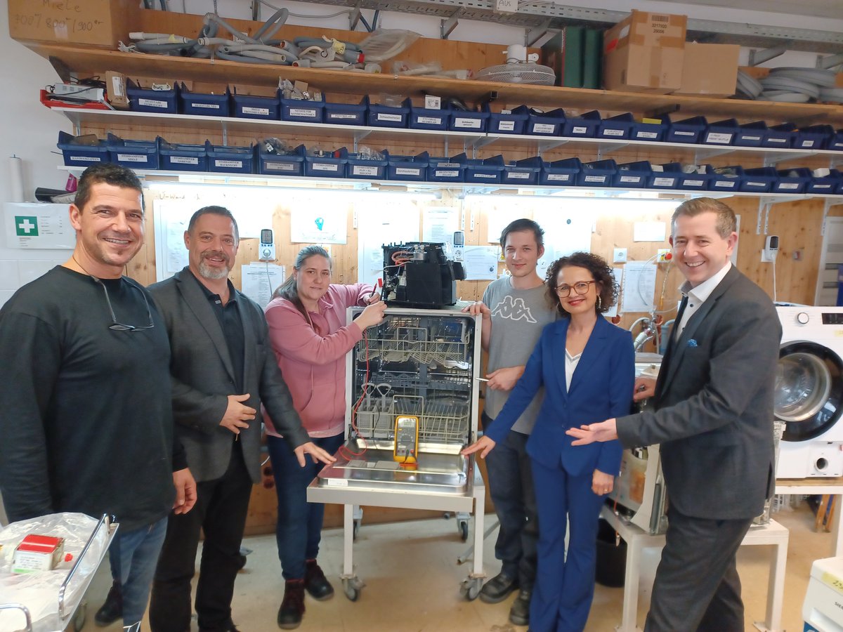ChVlasich's tweet photo. Eine wegweisende Idee ist zu einem arbeitsmarktpolitischen Erfolgsmodell gereift: #RepaServ steht für Reparatur und Service von Elektrogeräten im #BUZ Neutal. Landtagsabgeordnete Elisabeth Trummer gratuliert. #ams #bgld #buz #reparaturbonus #nichtverschwenden #weiterverwenden https://t.co/luX2j8fiyF