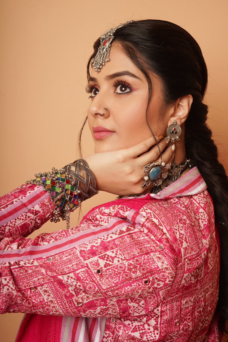 MukhiSree's tweet photo. Super Singer ✨
tonight at 9pm on @StarMaa @playmediacreations

#starmaa #supersinger #sreemukhi https://t.co/LfN1xeCnv0