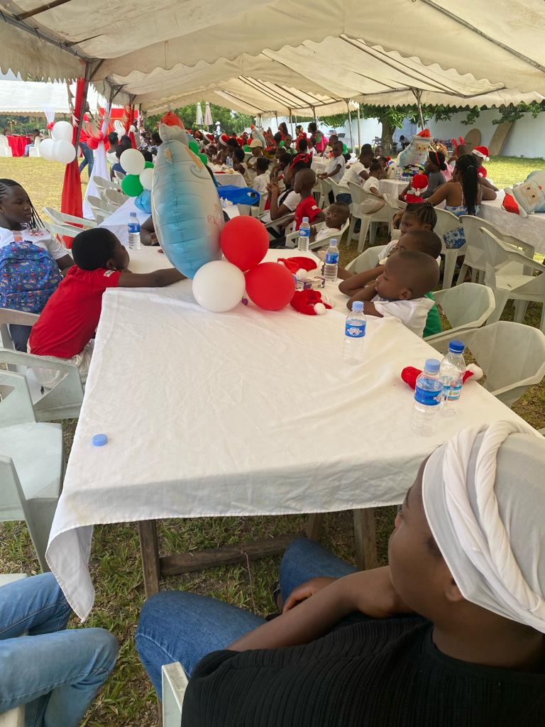 Mme le DG l’<a href="/artcitic/">ARTCI</a> offre ce samedi 23 décembre 2023 dans les jardins d’abatta le traditionnel arbre de Noël aux enfants du personnel.
Merci pour la joie apportée aux tous petits.
#Civ225 #Noel