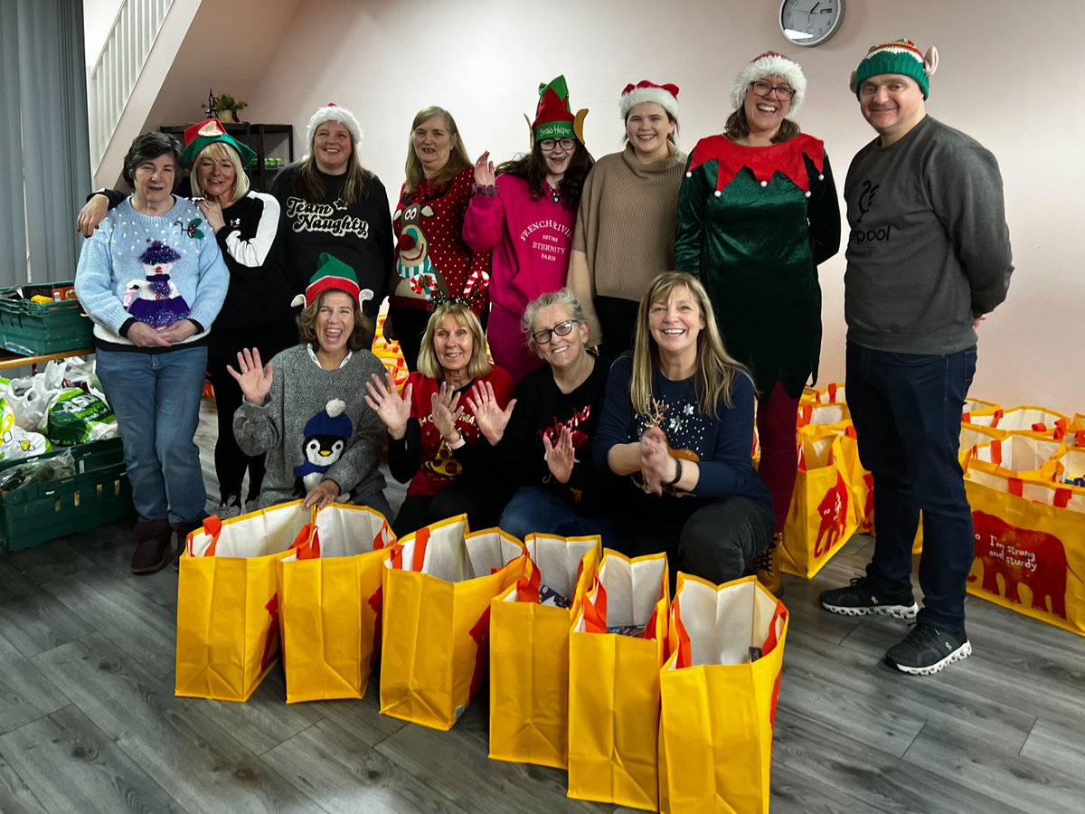 Yesterday we packed and gave out 120 Christmas Hampers! A huge thank you to our members, volunteers and supporters for helping to make this possible! ✨