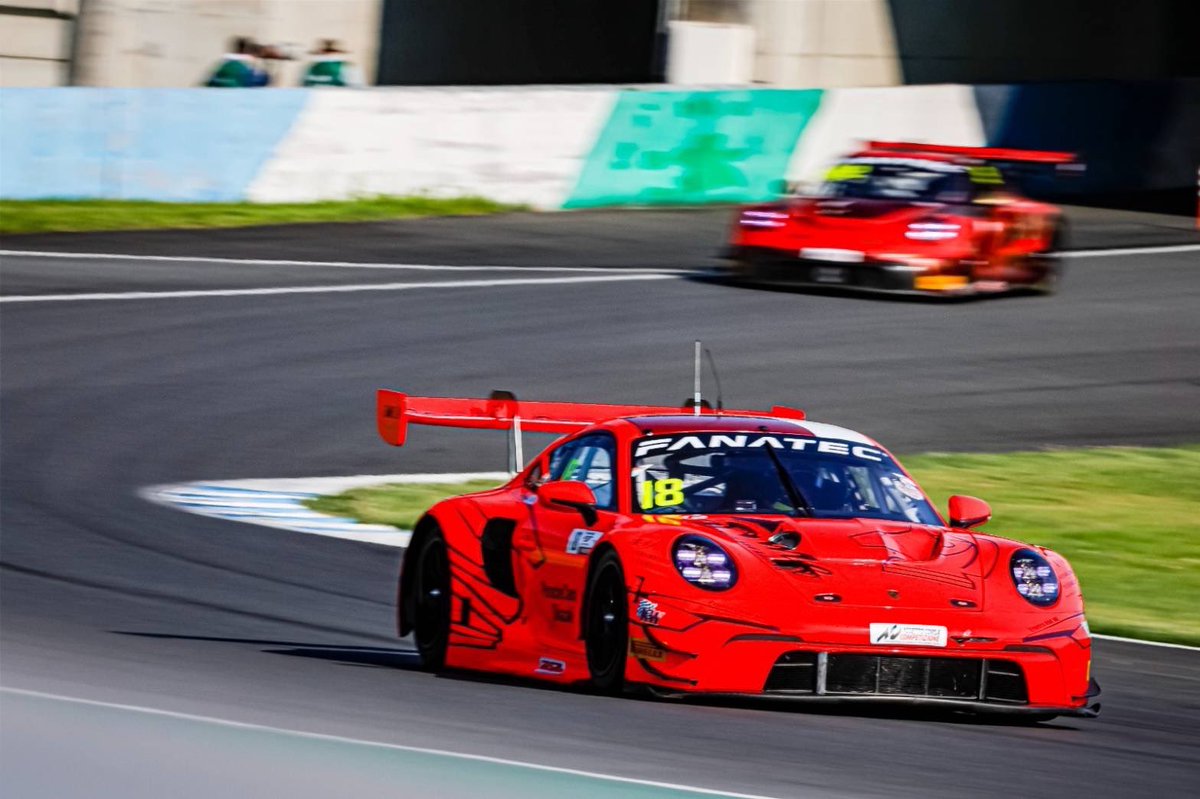 レッスンクラス講師紹介②
上村 優太(かみむら ゆうた)選手

スーパー耐久､スーパーGT、GTワールドチャレンジアジアで活躍中の28歳！

今年はGTワールドチャレンジアジアでジャパンカップのシリーズチャンピオンに輝きました👏
ドライビングもトークも軽快な上村選手の虜になること間違いなしです😂