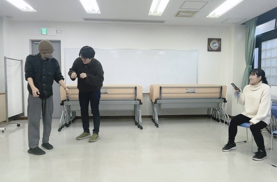 shiomusu's tweet photo. 【🍙ワークショップだん！】
イルカの調教ゲームからディレクション付きのシーンワークにチャレンジしました🐬✨
帰り道は恋バナで盛り上がったよ！🎄✨
年内のWSはこちらで終了です！来年もいっぱい笑って遊ぼうね！みなさま良いお年を〜！✨🫶✨
#劇団しおむすび https://t.co/vjzznhJkBY