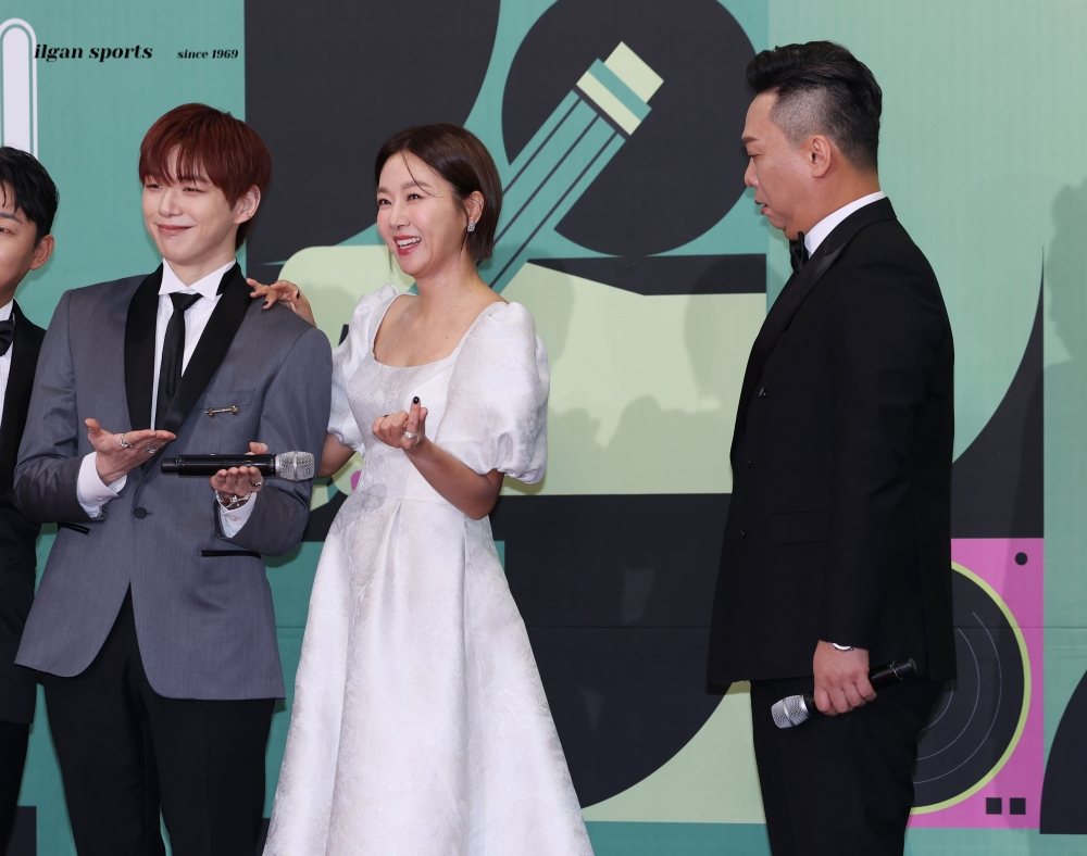 ilgansports's tweet photo. 231223 강다니엘 '2023 KBS 연예대상' 레드카펫

김지혜 "강다니엘이랑 사진 찍어주세요"
박준형 "여보 서운해"
ㅋㅋㅋㅋㅋㅋㅋㅋㅋㅋ

📸 https://t.co/PyH1yi4fI9

#강다니엘 #KANGDANIEL https://t.co/OkFZYPXhnw