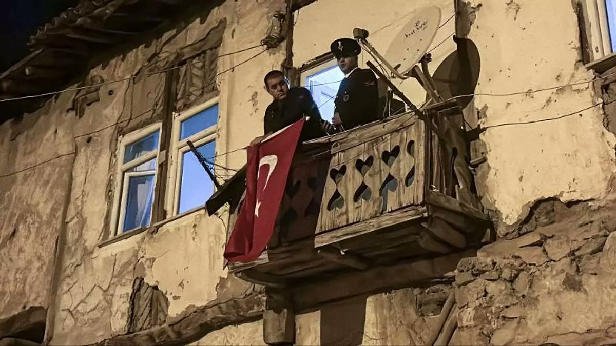 avcemilcicek01's tweet photo. 🔹️Türk vatandaşı olan Suriyelilere 24 ay zorunlu askerlik yapma şartı getirilmeli.

🔹️Askerliği de Suriye'de yapsınlar.

Neden onlar sahilde nargile keyfi yaparken, bizim gençlerimiz oraya gidiyor?

Bu fikri sonuna kadar destekliyorum... https://t.co/hQaGj3onQo