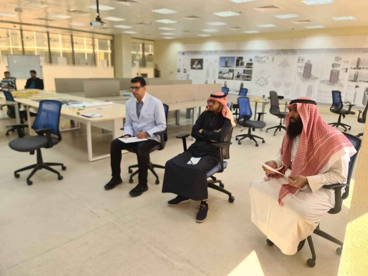 CAP_QU's tweet photo. كما تشرفت الكلية بحضور سعادة الدكتور عبدالرحمن الرميح رئيس قسم الهندسة الميكانيكية لمناقشة بعض الجوانب الميكانيكية وإثراء المناقشة. https://t.co/0CnRpk8u0q