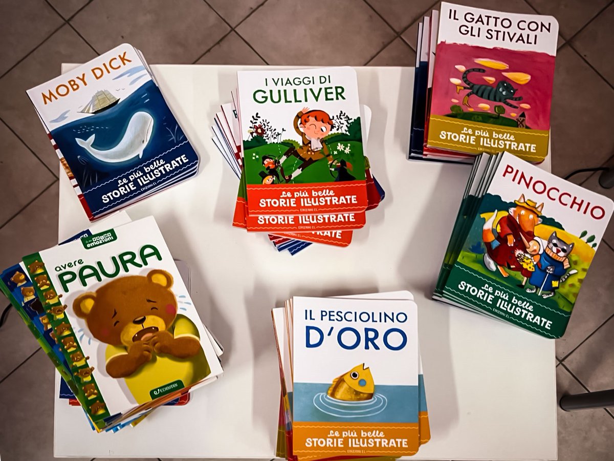 SenatoStampa's tweet photo. #Natale a #Caivano: #UnLibroperilFuturo. Agli studenti dell'I.C.3 #ParcoVerde il Presidente @Ignazio_LaRussa ha inviato gli zainetti del #Senato con i fumetti sui principi fondamentali della #Costituzione, matite, penne, quaderni e il Testo della Dichiarazione dei #DirittiUmani https://t.co/Nw64BY4HyX