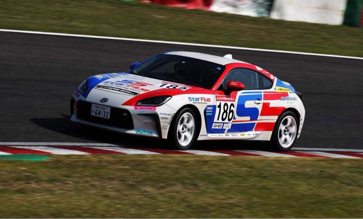 レッスンクラス講師紹介③
高崎 保浩(たかさき やすひろ)さん

AVANTECH Racing Teamの代表兼､モーターレーシングストアStar5の店長を務められている大ベテランです！

スーパーGTやチューニングカーの開発等､沢山の経験を積まれたベテランの走りを是非ともご堪能ください💁