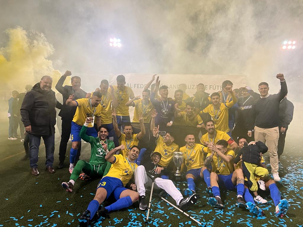 RFAFMalaga's tweet photo. 🏆 ¡NUEVOS CAMPEONES! El @Atl_Benamiel se proclama campeón de la fase provincial de la #CopaAndalucía tras imponerse al #CDTorrox
➡ @Atl_Benamiel 7-1 #CDTorrox (Global: 12-1)
👏 ¡Enhorabuena al equipo de Arroyo de la Miel y Benalmádena!
🏆 #CopaAndalucía https://t.co/5HNFWc1zuL