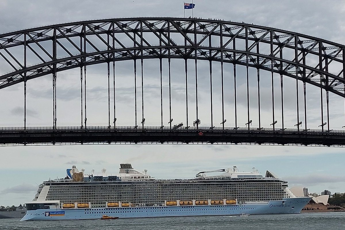 Things you see from the #SydneyFerries. Looking beneath the #SydneyHarbourBridge as the cruise liner #OasisOfTheSeas manoeuvres into the main channel of #SydneyHarbour during departure from the Overseas Passenger Terminal on #SydneyCove #Sydney #NSW #Australia #shipspotting