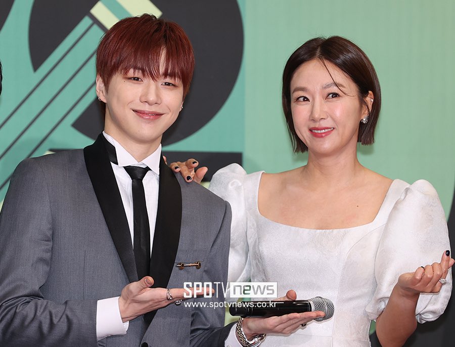 [231223] Happy Saturday with the happie happie <a href="/konnect_danielk/">강다니엘 KANGDANIEL</a>! 🤍 #KANGDANIEL #강다니엘 #カンダニエル #2023KBSEntertainmentAwards #2023KBS연예대상