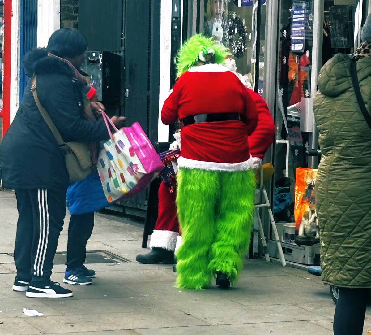 Christmas 🎅Coco the #Frenchie @MaudsleyNHS had lots of love and attention from everyone today, which also included a little walk to visit an even bigger #Camberwell #Grinch! Happy holidays to all the wonderful NHS workers over the holiday period! You all are deeply appreciated!