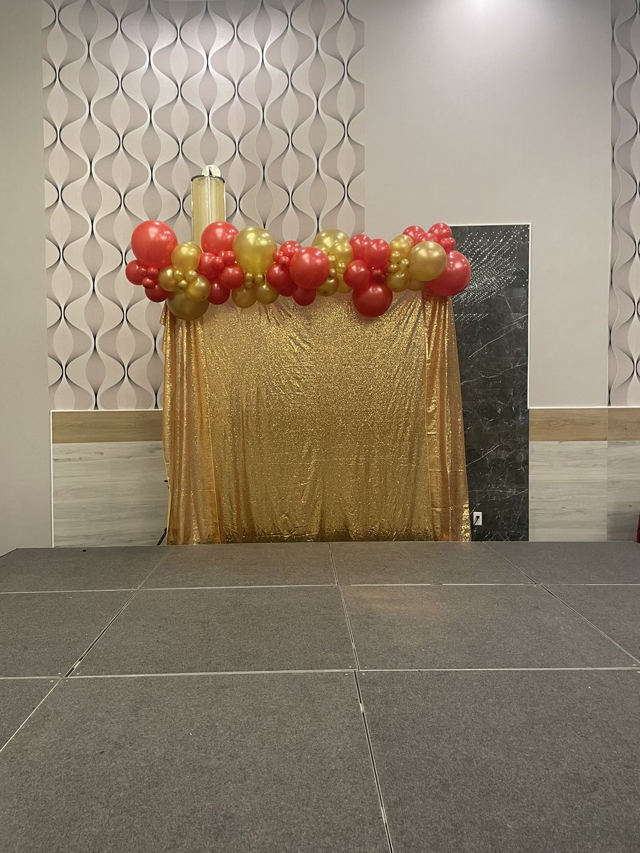 VickyPartyDecor's tweet photo. #christmasdecor #christmasballoongarland #christmasparty #balloonbackdrop #balloongarland #vickypartydecor https://t.co/WsLWzEs9Oe