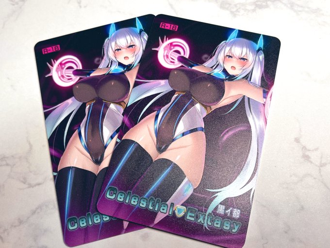 ちなみにこれがDLカード
しっかりした樹脂製カードに表紙イラスト、裏面にQRコードとシリアルが載っててアクセスしてダウンロードするタイプだよ!
カード実物が手に入るし当日かさばらないしでめちゃ便利だと思うので是非ゲットしてね 