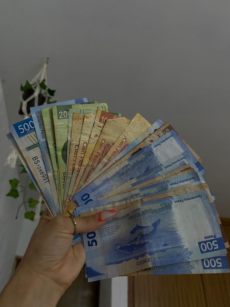 Manifesting a big amount of money in the next 24h for everyone who sees this tweet. 🧚‍♀️💸🛍💰🎰🦋🎁💌