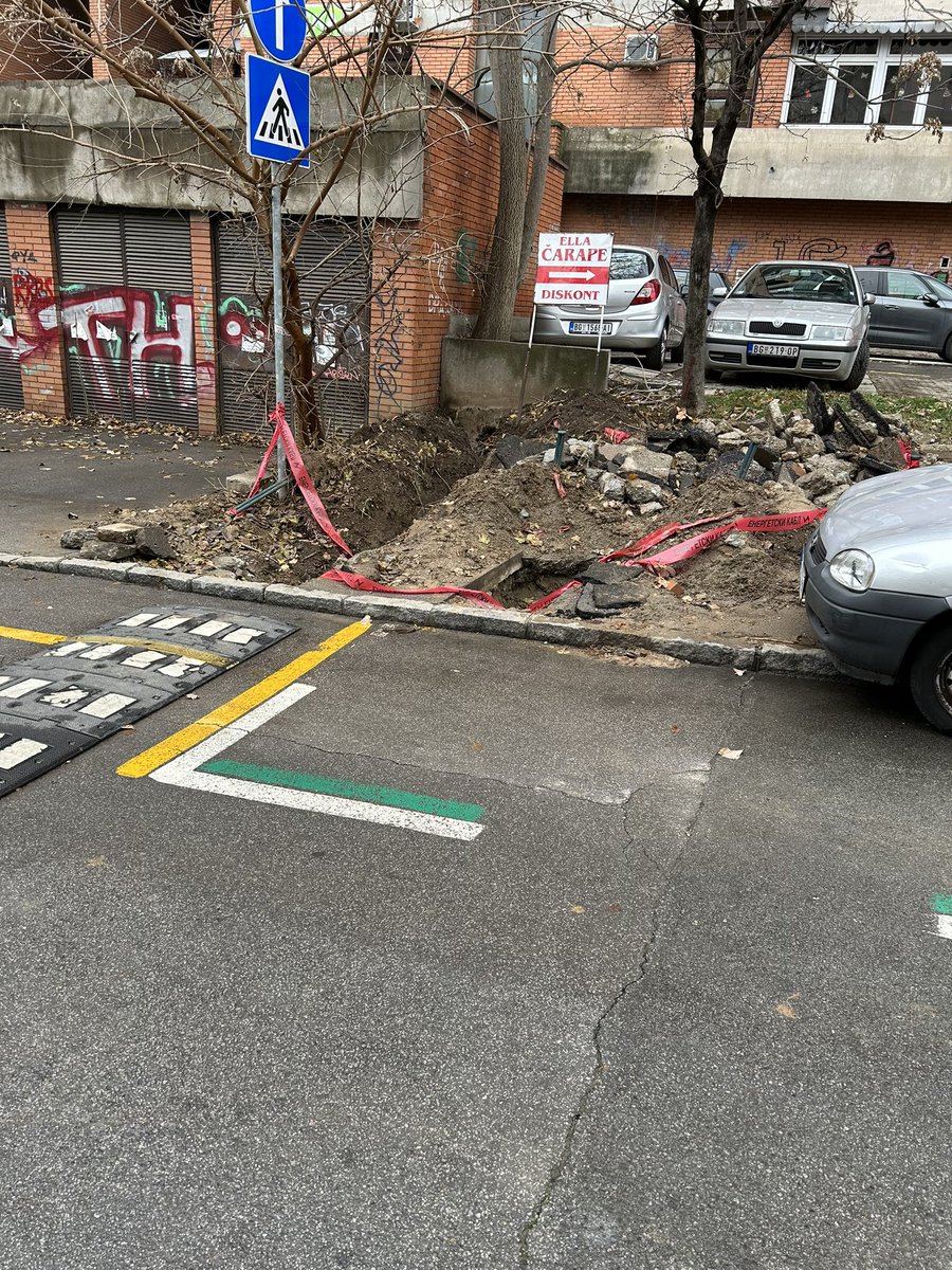 _mmijatovic_'s tweet photo. @prijavi_problem Dobar dan. Treba nam pomoć. Pre dve nedelje ekipa radnika (ne znamo čijih) iskopala je ove kanale, delimično ih kasnije i zatrpala i od tada ni traga ni glasa. Ovo ovako stoji 14 dana a nema naznaka ko je ovo radio ni kada će da završe radove. Molimo za intervenc https://t.co/buQn3bAsnb