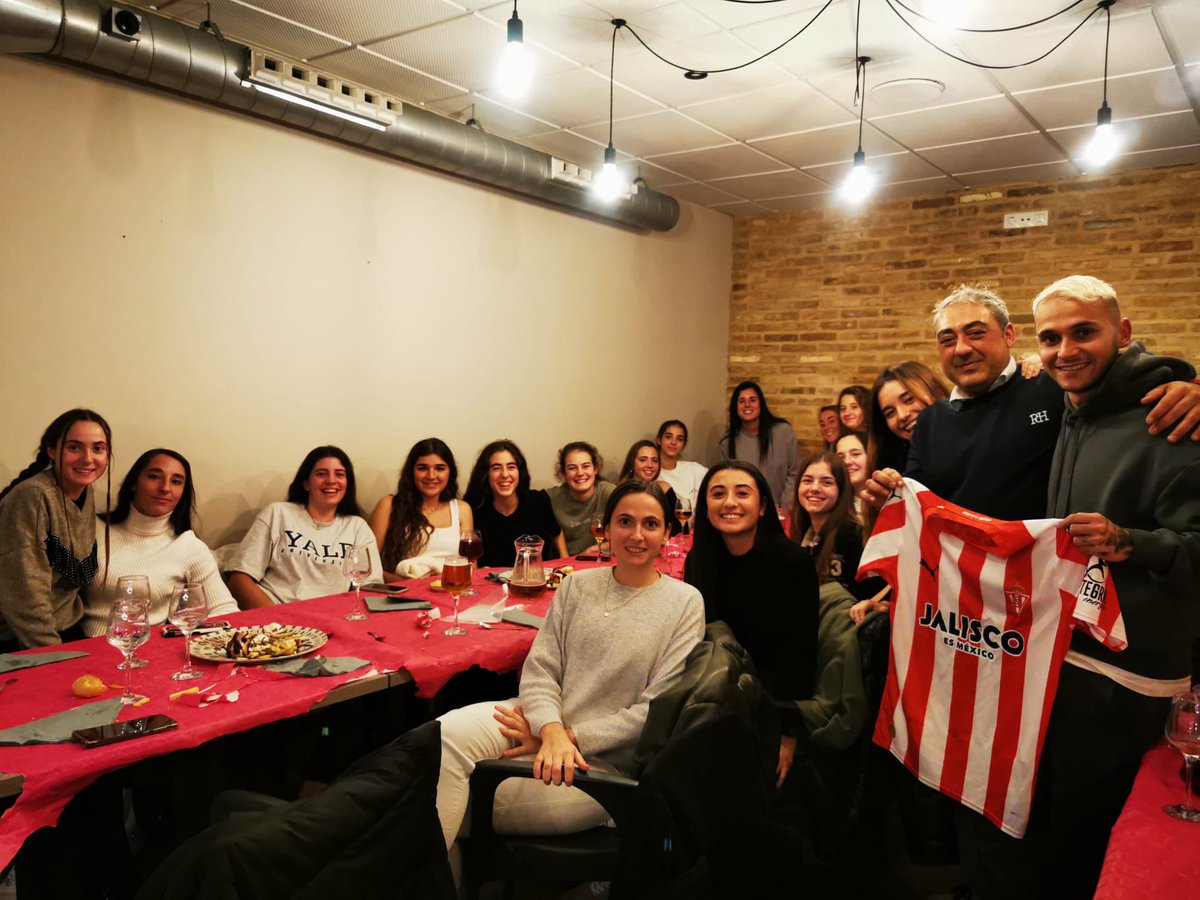 📸 Con Fran Villalba, El Mago del Cabanyal, actual jugador del <a href="/RealSporting/">Real Sporting</a>, que pasó a saludar a nuestro primer equipo y regaló su camiseta con deseos de buena suerte para nuestras chicas. 

🤩 Muchas gracias <a href="/franvillalba10/">Fran Villalba</a> por el gesto.  ¡Muchos éxitos en tu carrera!
