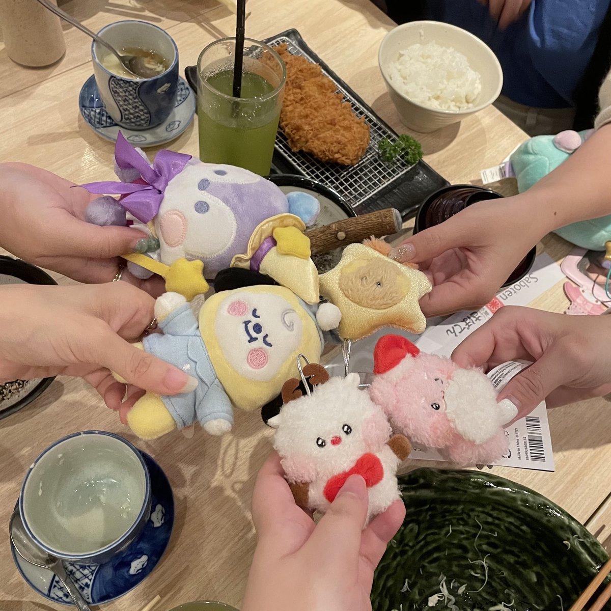 minkookyy's tweet photo. this gc goes hard on christmas every year 🙂🎄 thank you for the annual friendship subscription renewal 💓💓💓 @sugafreecooky @21gguks @forgukks @_seokjins https://t.co/PaCdXhM2fc