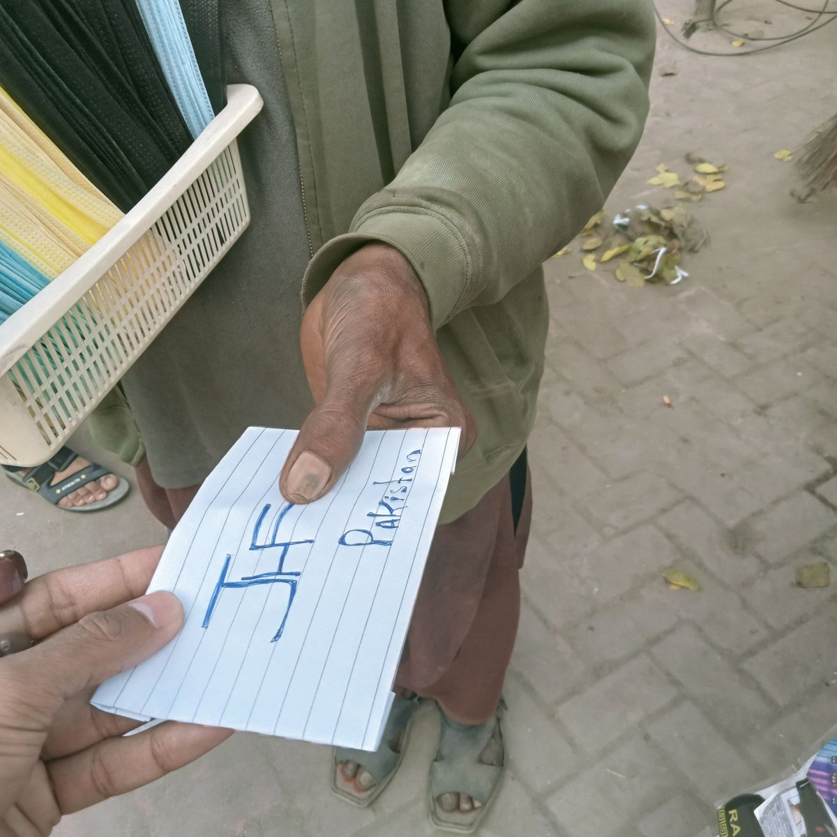 jhfoundation58's tweet photo. ایک مسک والے بھائی سےبات ہوئی تو بتایا گیا کہ وہ مظفرگڑھ سے ہے اور یہاں لاہور روزی کمانے آیا ہوا ہے۔ اور وہی یہ آزادی چوک کے پاس ایک رات گزارنے کا لئے 130 روپے دیتا ہے۔ تو ہم نے ان کے لئے کچھ راتوں کا پیکیج دیا تاکہ ہم اُس بھائی کا کچھ کام آ سکے۔
#food 
#education 
#health 
#JHF https://t.co/cWQlO09dma
