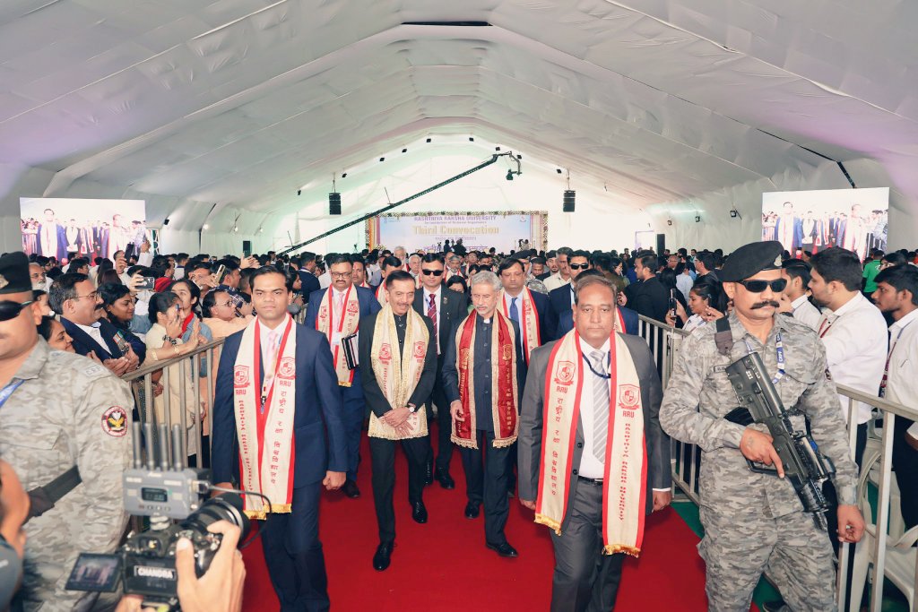 toppsoni's tweet photo. Respected @DrSJaishankar sir,
We were blessed by your presence as the Chief Guest at the 3rd Convocation of @RakshaUni. Thank you for sharing your valuable messages during this event.
- @toppsoni 
#rru
#education
#India 
#ugc
#MHA https://t.co/LRScQkaJqA