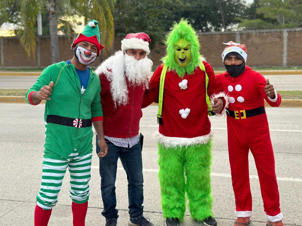 AzaelPortillo's tweet photo. 🎅🏼🎄El espirítu navideño esta presente en #CdMadero, hoy todos los compañeros de limpieza recorren las colonias deseándoles una ¡#FelizNavidad! a todas las familias maderenses. 👏🏼
@AdrianOsegueraK
@SUTSHA 
#ServiciosPúblicos https://t.co/jLfcdiT7GF
