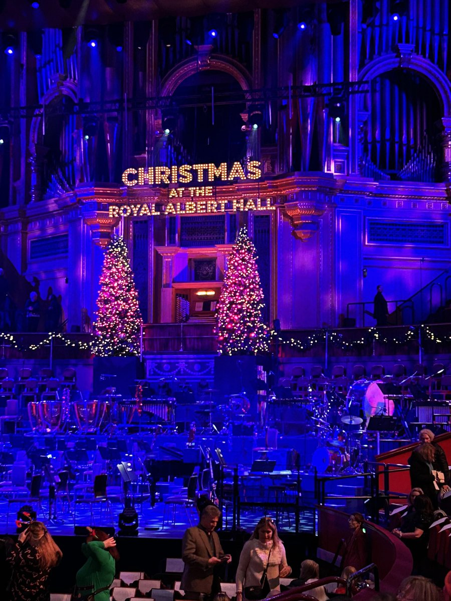 Christmas carols at the #RAHChristmas with the family and especially Tom and Megan celebrating their year anniversary with all the #oldies #royalalberthall
