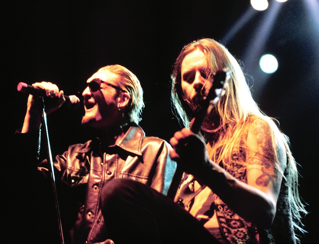 Revolvermag's tweet photo. 15 defining grunge albums — from ALICE IN CHAINS to TAD https://t.co/RzpOtDI4iM https://t.co/6WpVqyUEHe