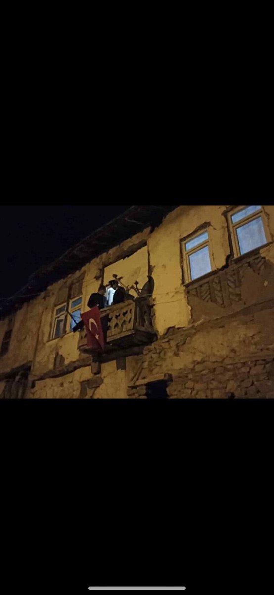 Evleri hep böyle harap olan yerlerden kahraman çıkar  siz hiç Saraydan bakanların başkanların  vekillerin evlerinden  kahraman çıktığını gördünüz mü? #ŞehidinVarTürkiye
12 yiğit 😞
#HakkariDağKomando
 #ŞehidinVarTürkiye