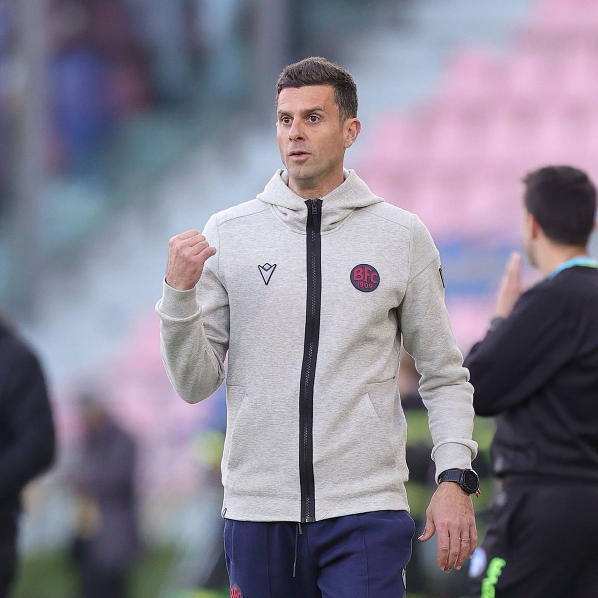 GiuseppeFalcao's tweet photo. Le favole mi piacciono da sempre, perché sono la parte bella del calcio. Un calcio fatto di idee, di lavoro, di scouting e non solo di soldi e business.

Il #Bologna di #ThiagoMotta e di Sartori non è solo una favola: gioca bene, diverte, è solido, anche pratico quando serve.

Tutto bello, bravi tutti, da Romanista però ora basta!