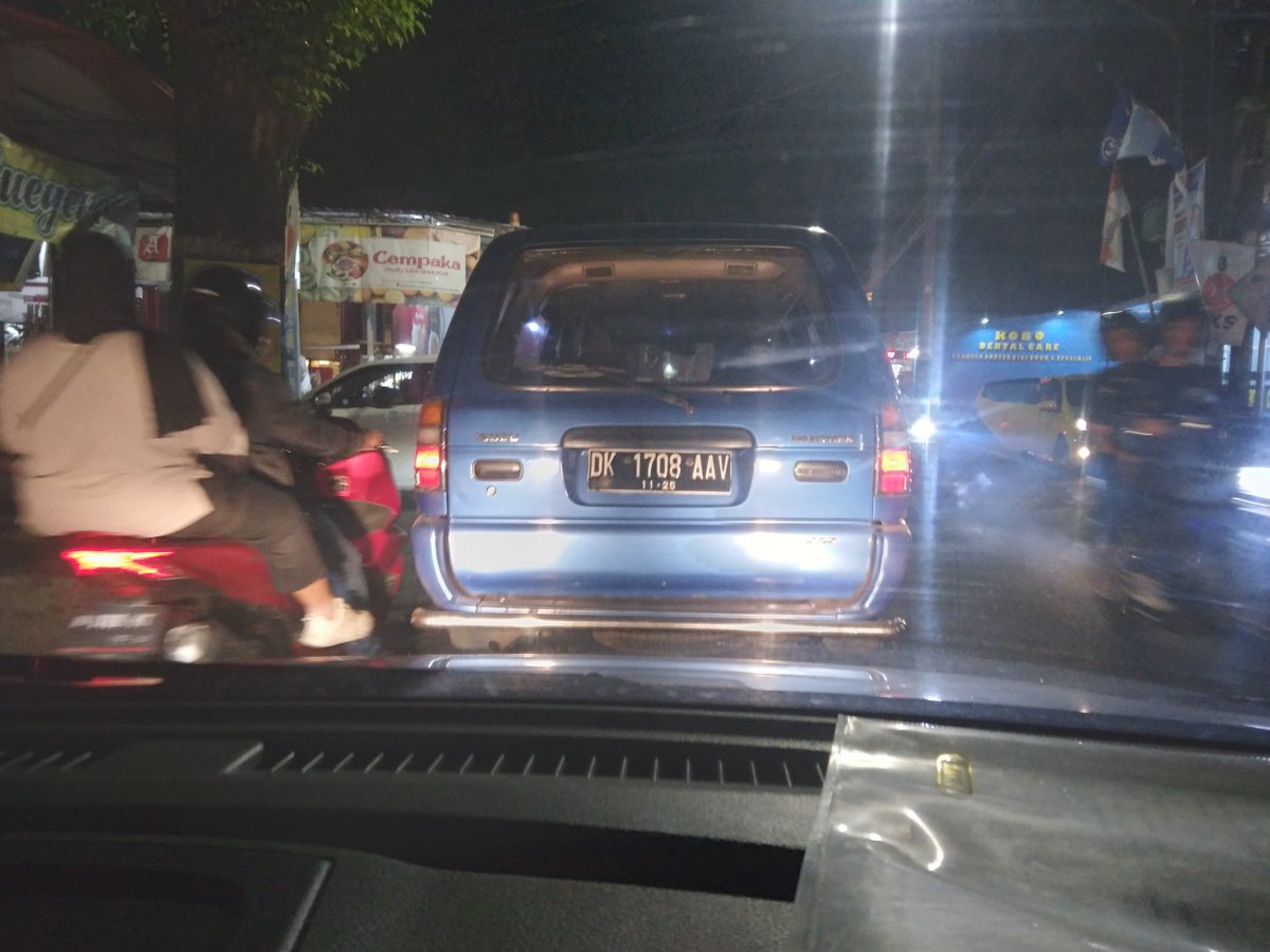 mntrgrc's tweet photo. Mohon info lur mobil ini td tiba-tiba mundur kena bagian depan mobil saya, terus gak merasa salah lurus aja. Posisi td di jembatan tunggulmas. Tlg minta pertanggungjawabannya @infomalang  @radar_malang @infomalanganid @infomalangan https://t.co/OXs09I2ita