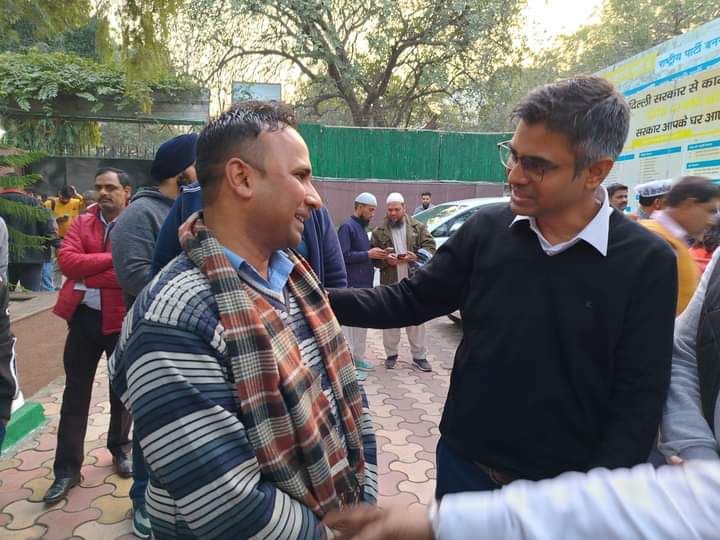 आम आदमी पार्टी के राष्ट्रीय संगठन महामंत्री संदीप पाठक जी  से आज दिल्ली में मिला, चूंकि मेरा प्रण है-जब तक बिहार विकसित प्रदेश नहीं होता , घर के बाहर पांवों में चप्पल नहीं पहनूँगा, संदीप जी के साथ राष्ट्र निर्माण अभियान में पहले भी काम किया हूँ, ये उन्होंने सबके सामने कहा । अगले