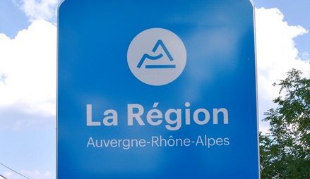 N'oublions pas que le seigneur des panneaux d'<a href="/auvergnerhalpes/">Auvergne-Rhône-Alpes</a> préfère dépenser l'argent de ses administrés et défigurer les paysages avec ses pancartes couleur bleu clair plutot que  réellement faire une politique vraiment écologique...