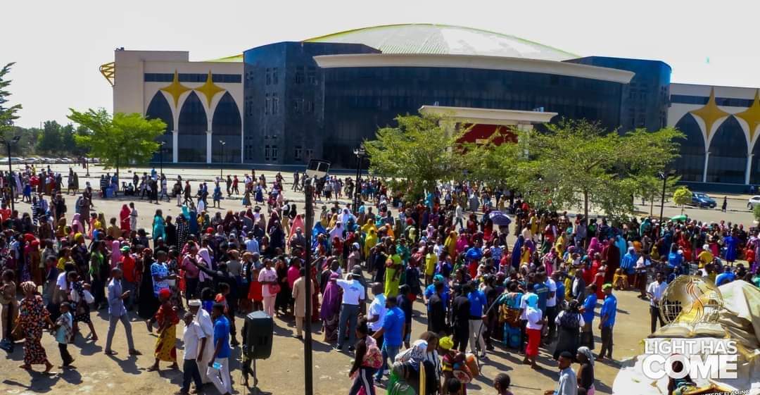 Eldoings's tweet photo. @PastorMarvy Religion is not really the problem we're faced with in this country. People(esp. politicians) only use it as weapon to fight their way to their desired position.

Muslims also come to church and no one kicks them out. 
What's the message in  tweet? @PastorWho 

📷: Dunamis Church https://t.co/etw27H2MY3