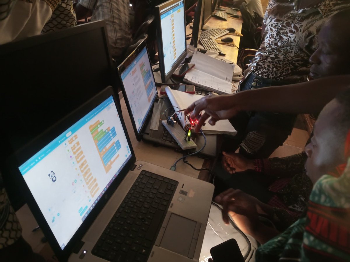 h_fablab's tweet photo. Du 11 au 21 décembre 2023, le HFabLab a formé plus de 100 apprenants à Arduino dans les villes de Daloa, Korhogo, Bouaké, avec Africa Digital Academy. Découverte pratique de ce domaine avec des projets concrets. #HFabLab #FormationArduino #AfricaDigitalAcademy https://t.co/n10VrDRe14