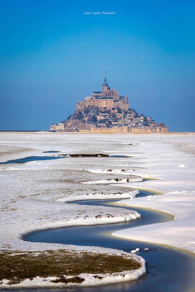 Je vous souhaite un joyeux Noël avec cette photo du Mont Saint Michel sous la neige ( photo prise il y a un moment déjà pour info 😉) Profitez bien et prenez soin de vous !