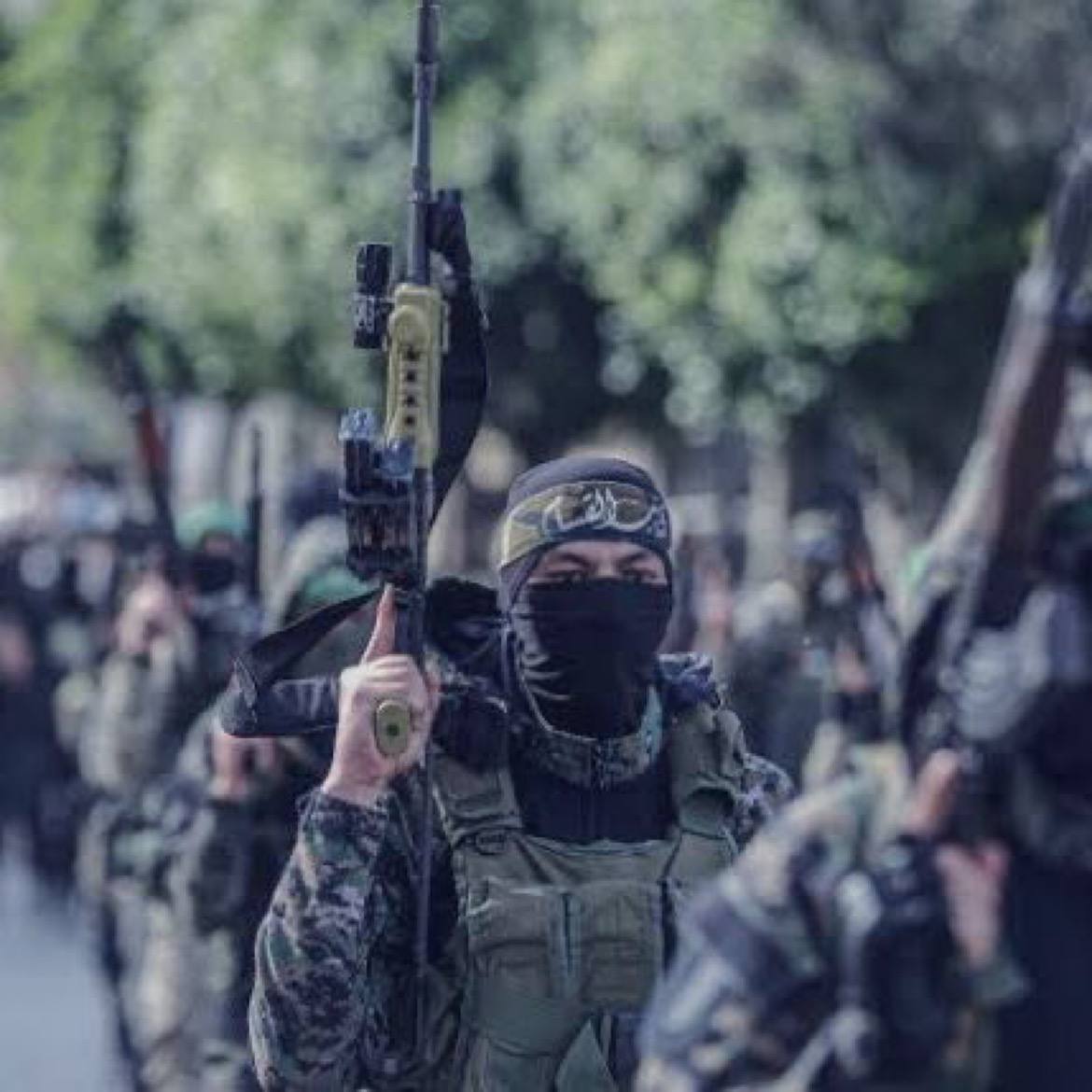 Muhammad_Saewad's tweet photo. Kami menutupi wajah agar tidak dikenal siapapun, cukuplah Allah mengenal kami dan niat suci di hati kami. Kami berjuang semata-mata karena Allah dan mengharap ridhoNya.

Semoga Baitul Maqdis dan penduduknya bisa merdeka dari segala bentuk penjajahan.” Abu Awadh AlQassam https://t.co/aeY1hhof1z
