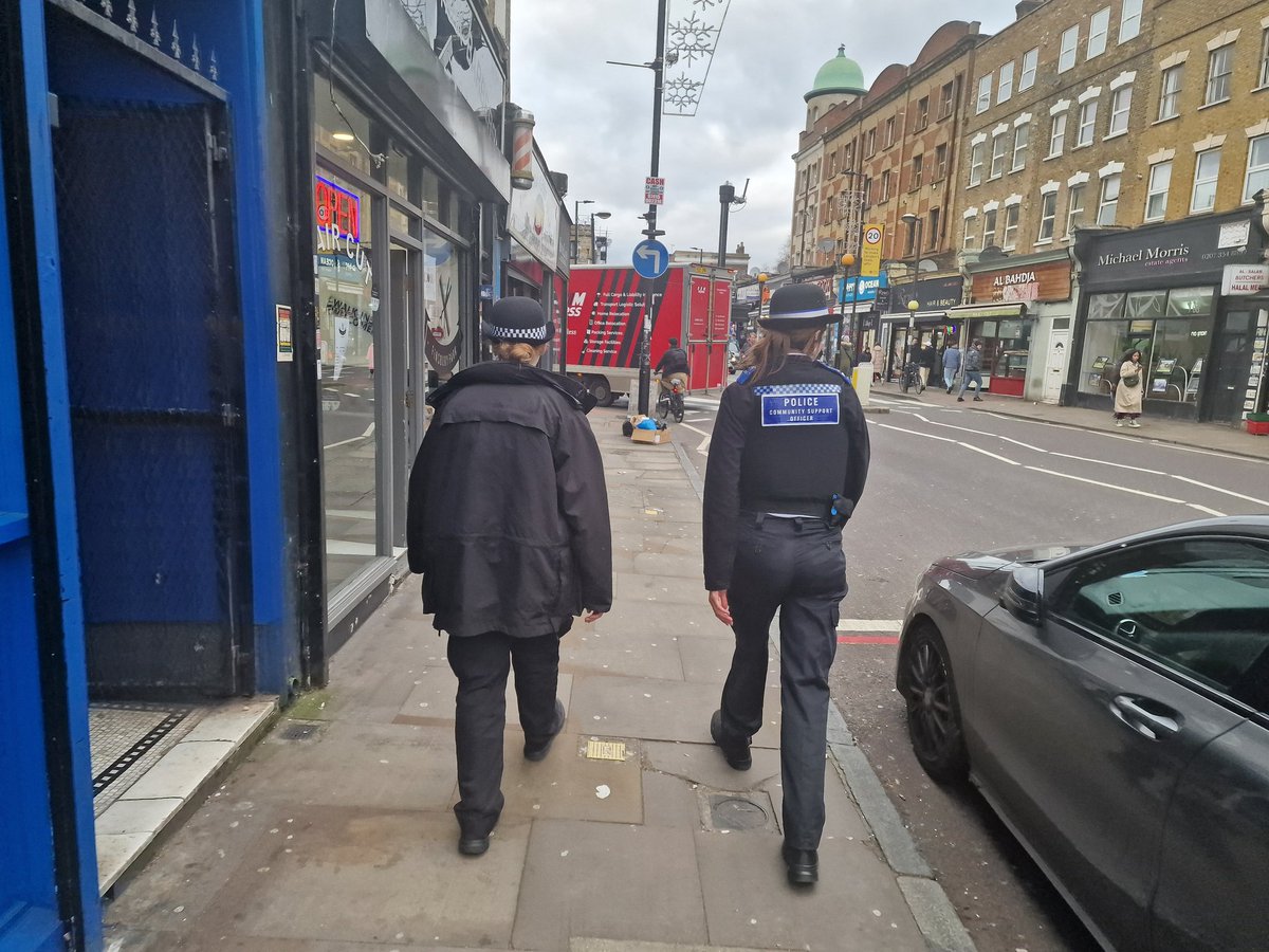@MPSFinsburyPark NPT Officers on patrol in Blackstock Road. PC Ahmed and PC Price spotted a male who had been evading police. Promptly arrested for FTA and Immigration offences. Now in Custody. #ZeroTolerance