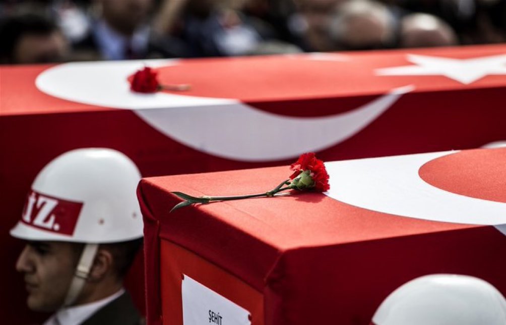 Yüreğimiz yanıyor... 
Pençe-Kilit Harekâtı bölgesinde bugün bir üs bölgemize sızmaya çalışan bölücü teröristlerle çıkan çatışmada şehit olan altı kahraman askerimize Allah’tan rahmet, ailelerine ve silah arkadaşlarına sabırlar diliyorum. Ulusumuzun başı sağ olsun.