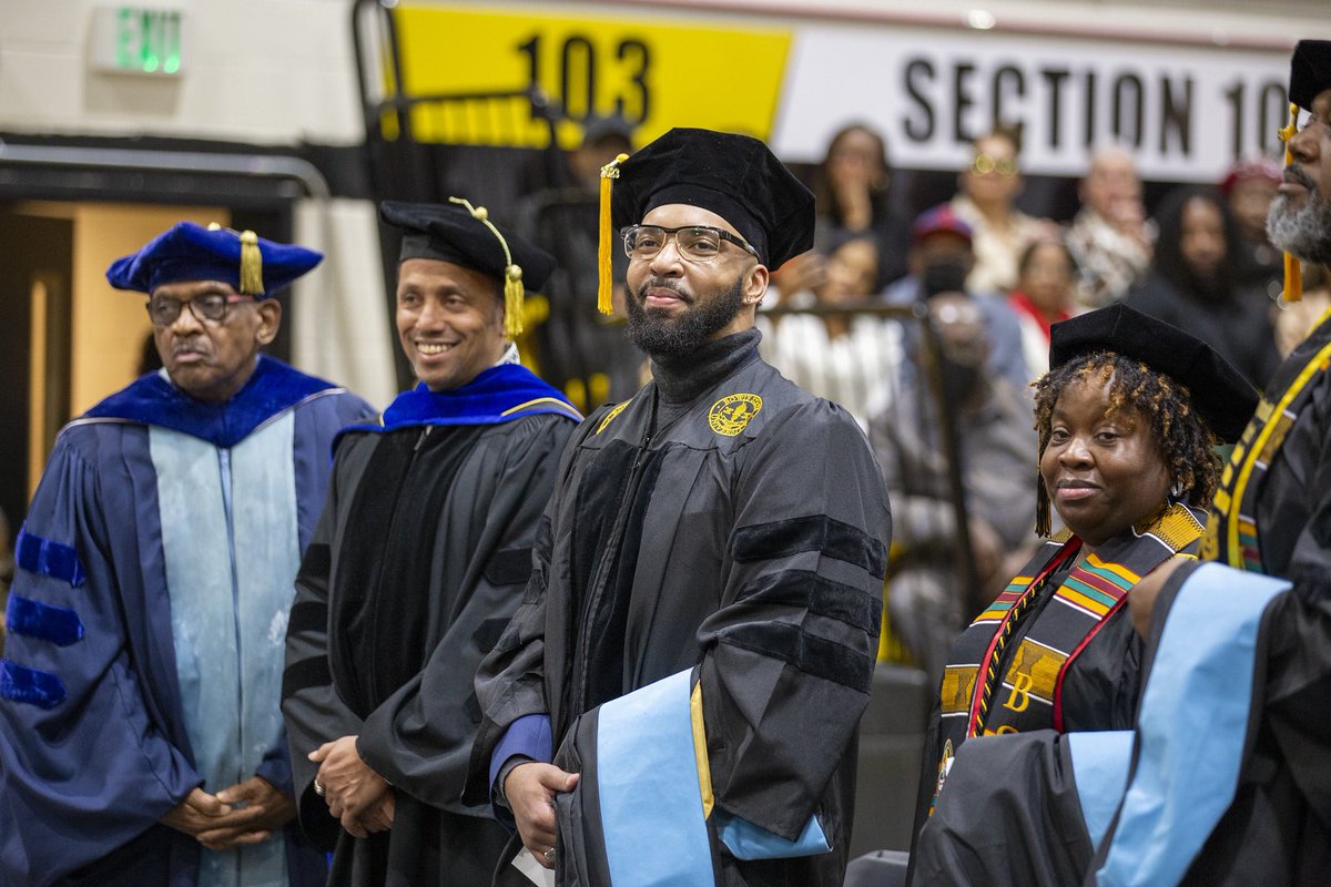 𝙳𝚊𝚕𝚕𝚊𝚜 𝙻𝚎𝚎, 𝙴𝚍.𝙳. 🍎 tweet media