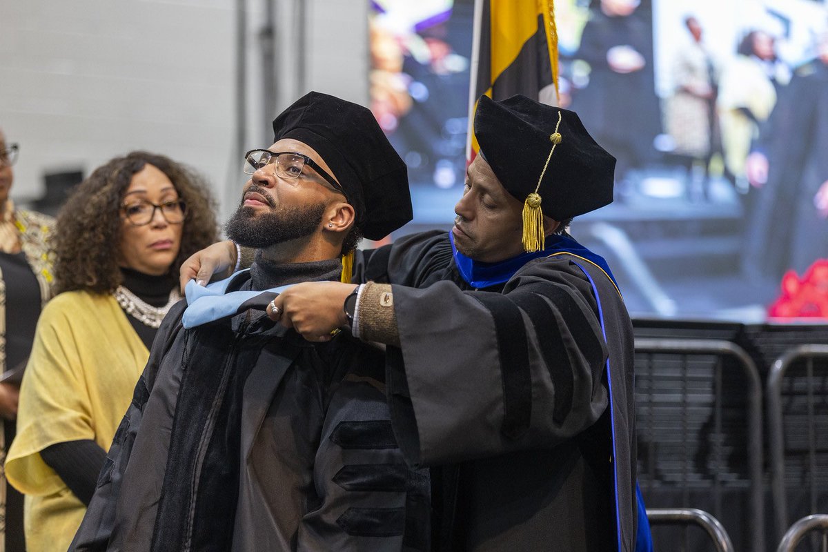 𝙳𝚊𝚕𝚕𝚊𝚜 𝙻𝚎𝚎, 𝙴𝚍.𝙳. 🍎 tweet media