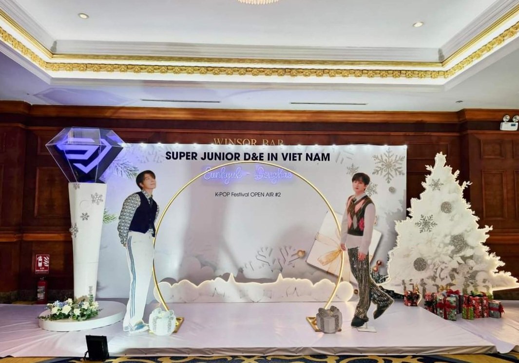 vsj_station's tweet photo. Even though we cannot meet this time, us fans have gathered to celebrate a wonderful Xmas together 💙

@donghae861015 @AllRiseSilver
#SUPERJUNIOR #슈퍼주니어DnE #SuperJuniorDnE #동해 #DONGHAE #은혁 #EUNHYUK https://t.co/nKRpyuRYtm