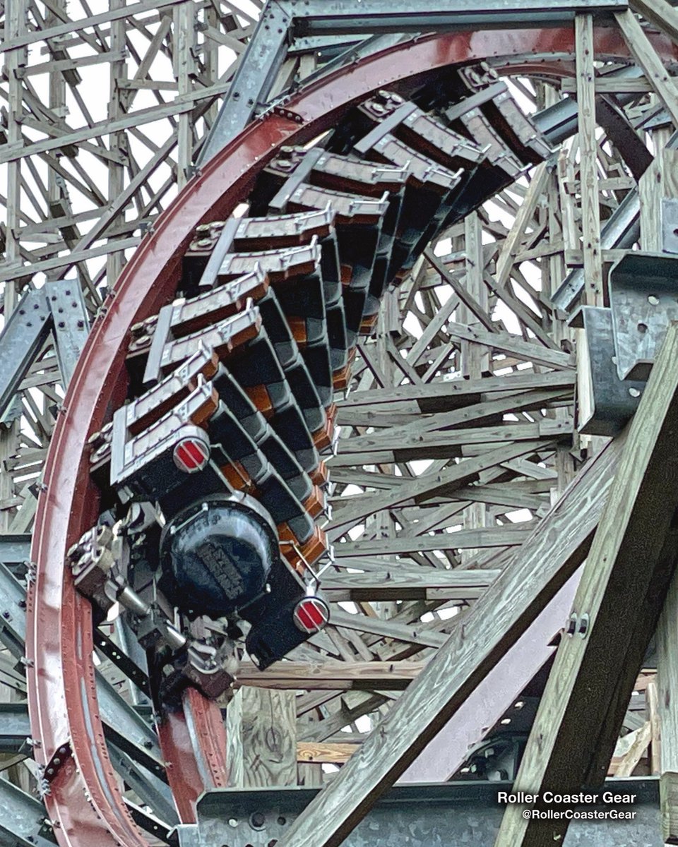 Happy Festivus! What’s a coaster you love but have a grievance about? Mine is Steel Vengeance’s turn into the mid-course brake run. Sometimes that whip into it throws me into the side of the car the wrong way. 
#steelvengeance #cedarpoint #RollerCoaster #Festivus