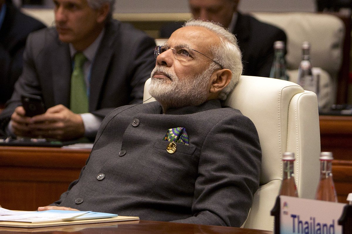 Returned medals ke sath photo le sakta hun kya.