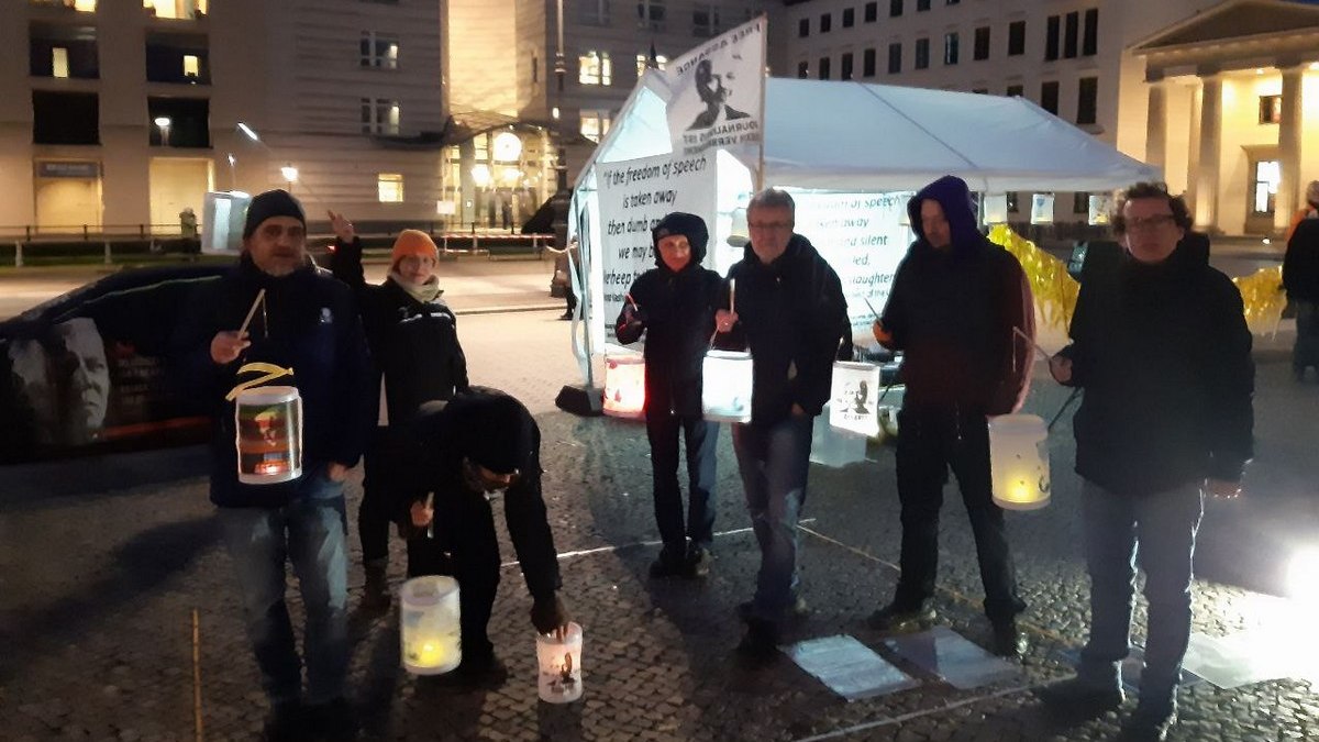 DEC22 Brandenburger Tor 🏮#Lanterns4Assange with StreetAction4Assange PART2 #PeopleAndLanterns