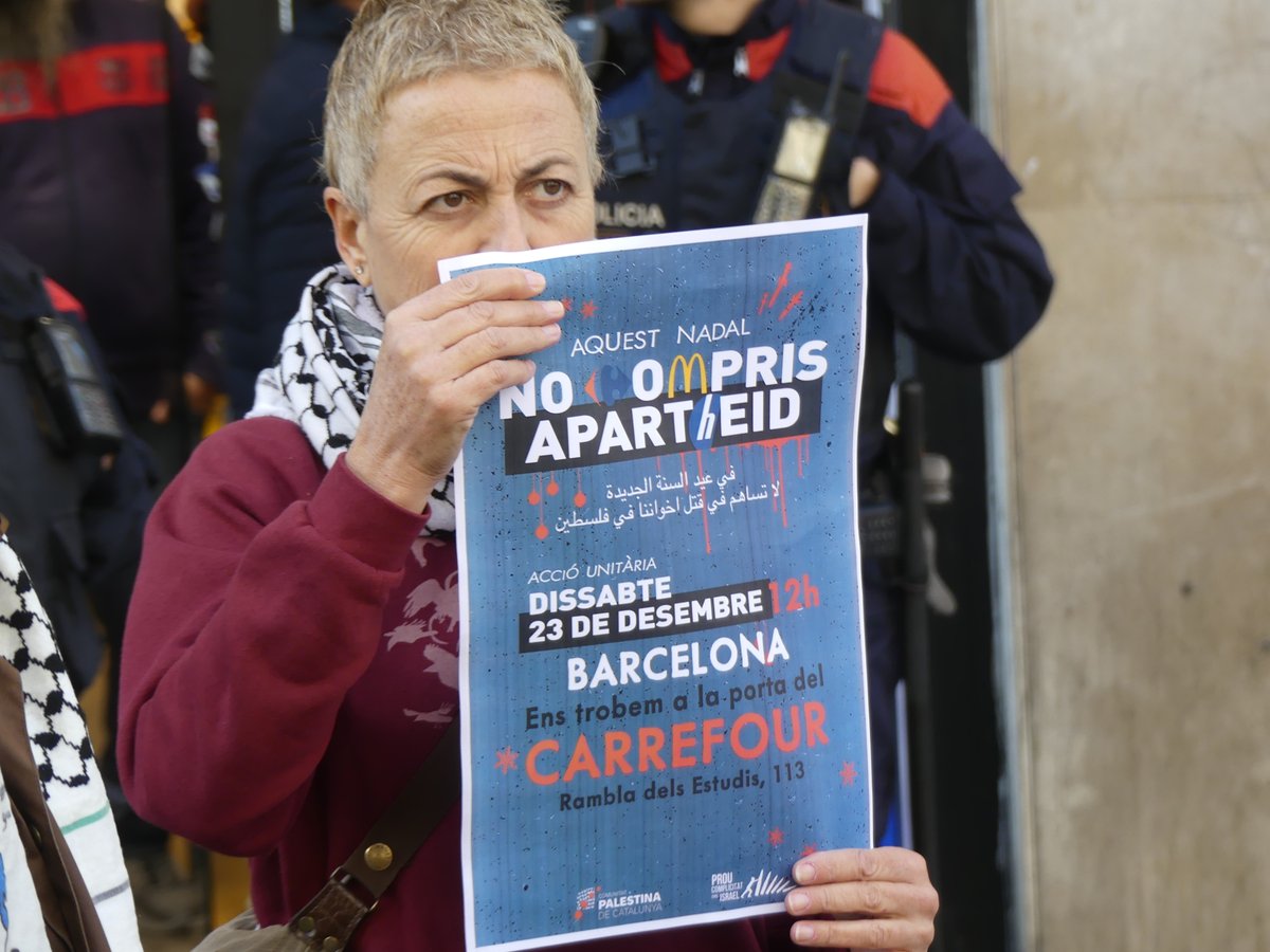 Oriol Llamazares (@oriol_llam) on Twitter photo Concentració al carrefour market Bcn en contra del apartheid organitzada per <a href="/proucomplicitat/">ProuComplicitat #AturemElGenocidi</a> i <a href="/Palestina_cat/">Comunitat Palestina Catalunya</a> (2)
23/12/2023
Foto: Oriol Llamazares Concentració al carrefour market Bcn en contra del apartheid organitzada per <a href="/proucomplicitat/">ProuComplicitat #AturemElGenocidi</a> i <a href="/Palestina_cat/">Comunitat Palestina Catalunya</a> (2)
23/12/2023
Foto: Oriol Llamazares