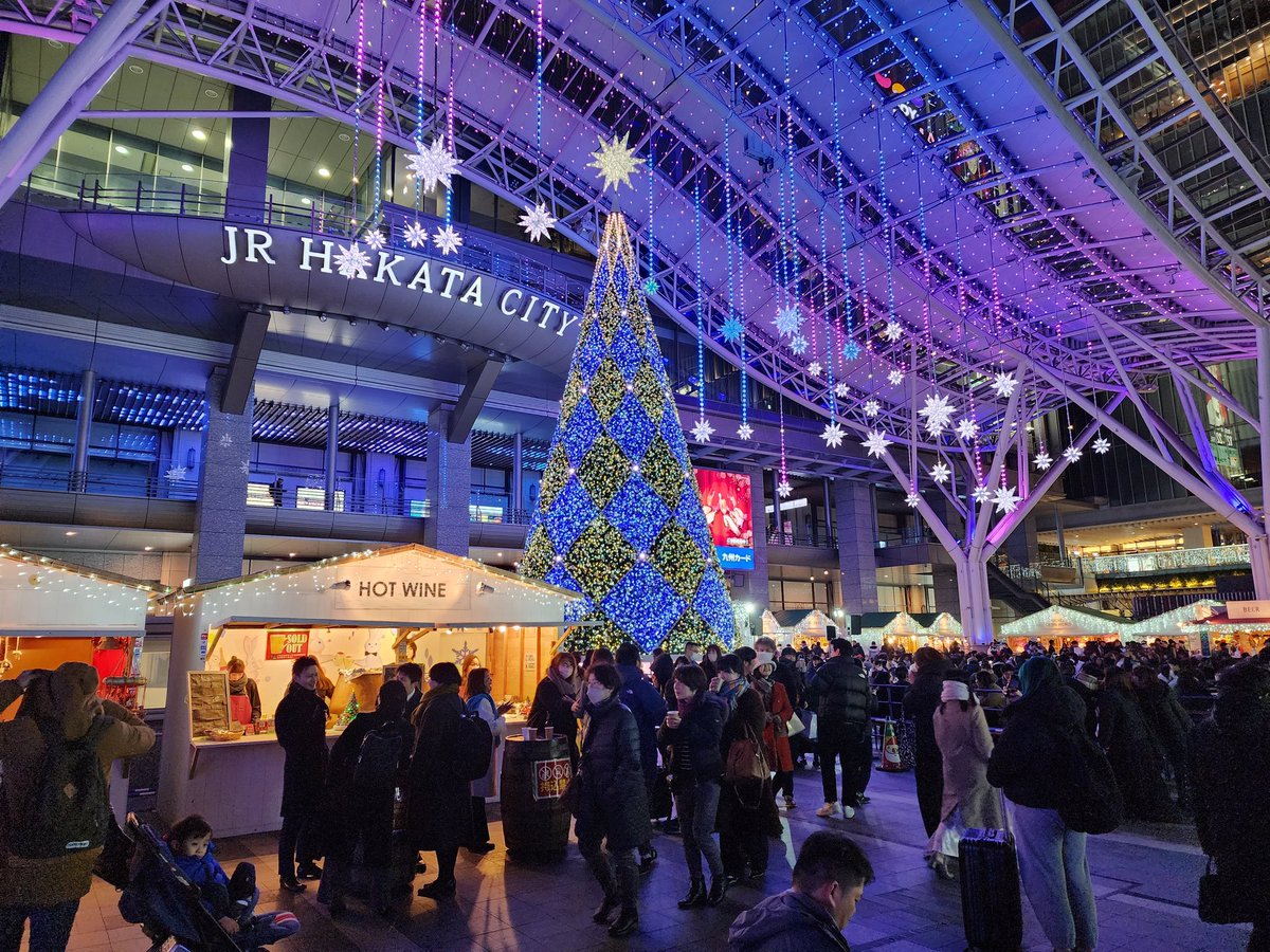 M57722144's tweet photo. 昨日、博多駅のイルミネーションを見に行ってきました✨
とても綺麗でしたよ☺️🎄 https://t.co/m5zNna5uvf