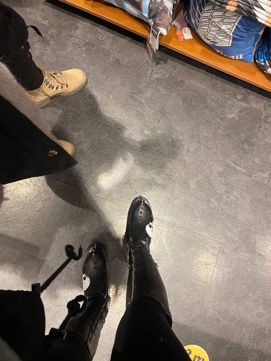 HerrinVik666's tweet photo. Neue Stiefel. Die könnte mir ruhig mal ein Sklave zu Weihnachten finanzieren. Zum Dank kann ich euch damit dann in eure kleinen Pflaumeneier treten =) #findom #femdom #boots #Nieten #Stachel #Stiefel #goth #herrin #herrinnen #shoppen #cashandgo #Jungherrin #Domina https://t.co/NHv0I0AtqE